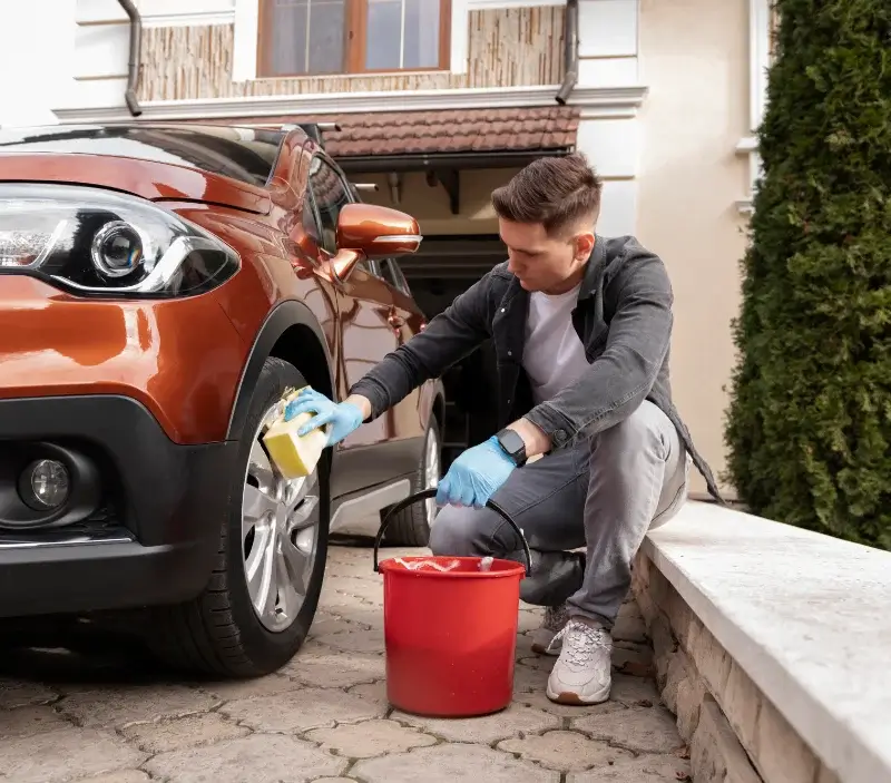Lavage auto à domicile Bagnoles : professionnel intervenant sur un véhicule